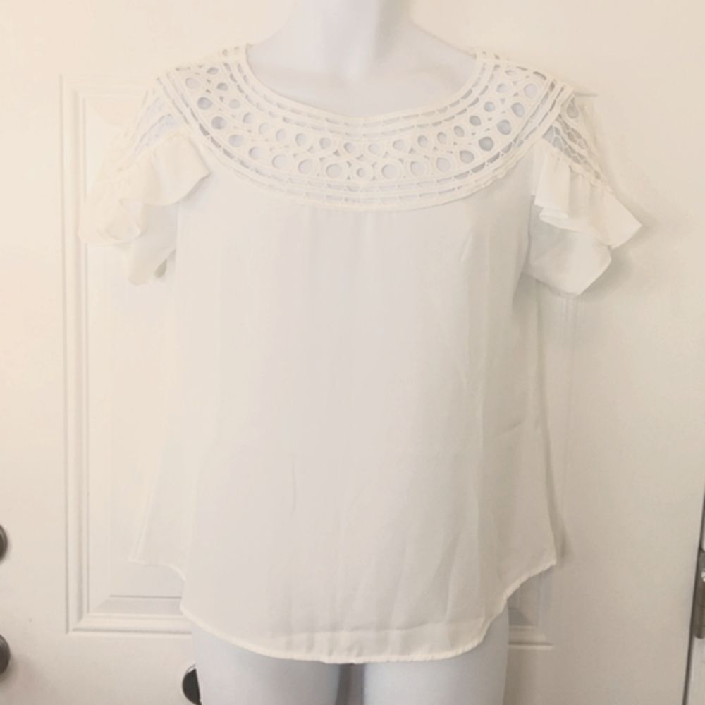 April White blouse with lace and short fluttered and ruffled sleeves